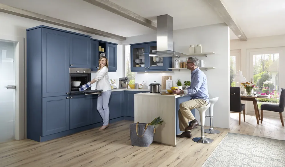 Landhausküche mit dunkelblauen Rahmenfronten und Holz-Theke