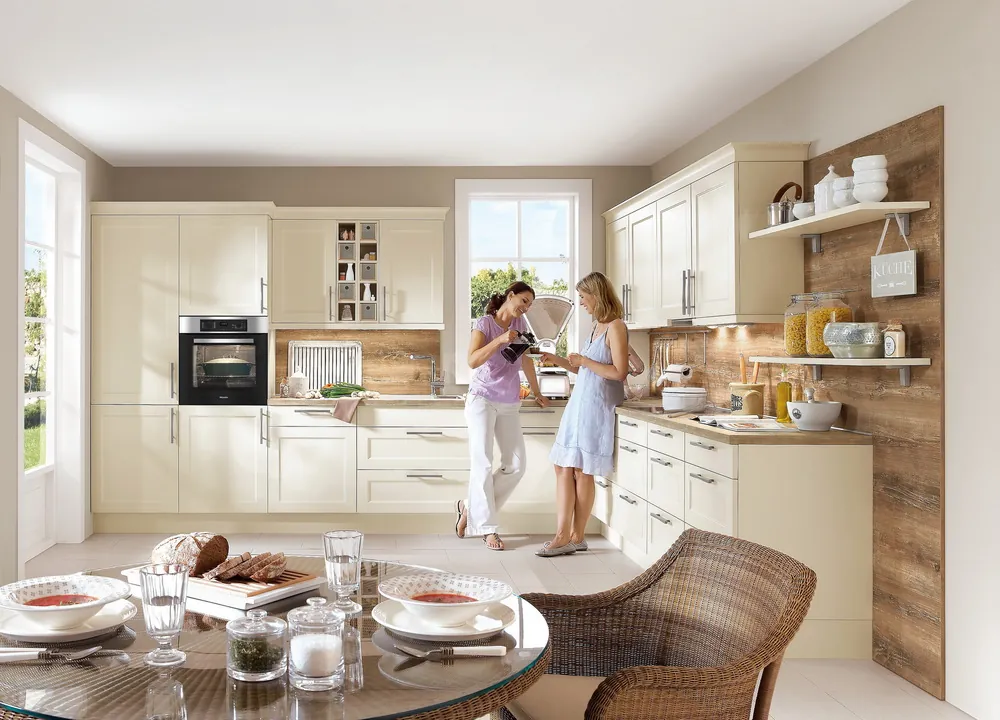Landhausküche in Creme mit Rahmenfronten und Altholz-Wand